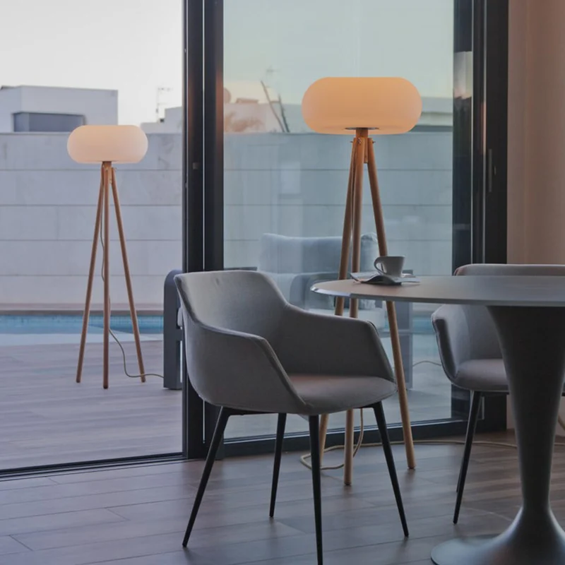 Lampada da terra con gambe in legno Denise 140