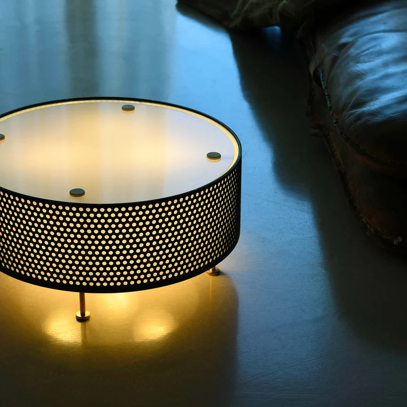 G50 - Lampe à poser en acier perforé et laiton, style vintage