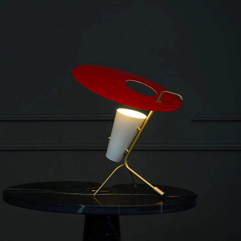 G24 - Lampe à poser en acier et laiton, style vintage