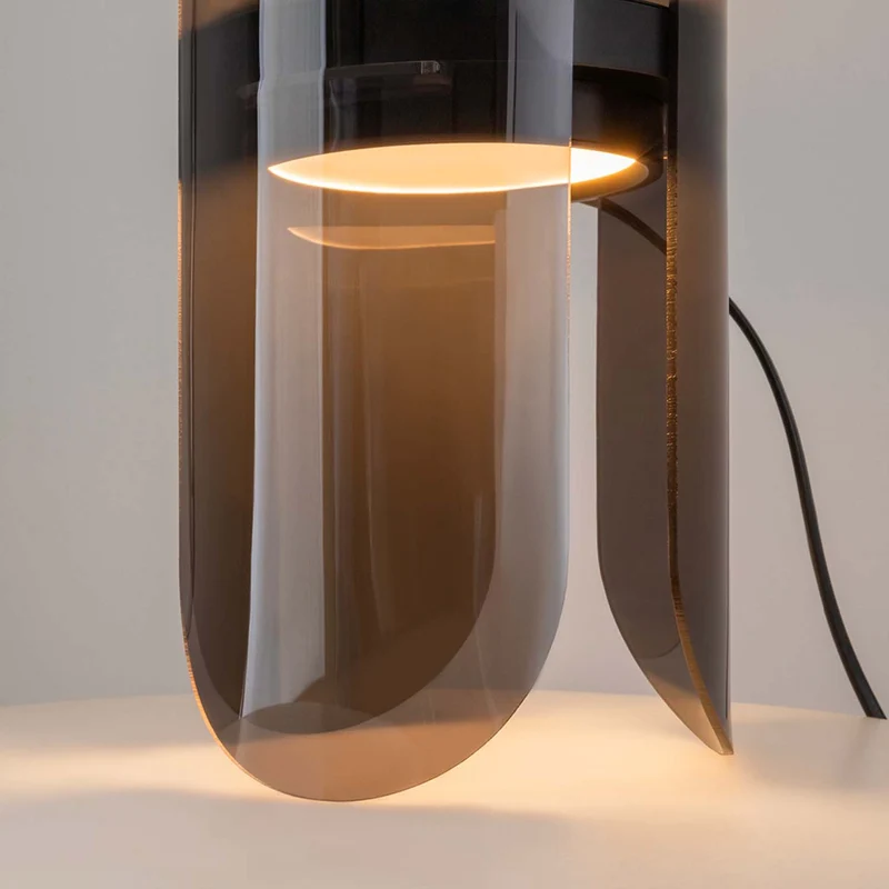 Insight - Lampe à poser à diffuseur arrondi en verre fumé, style contemporain