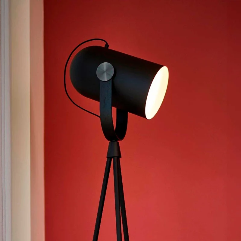 Model 362 Carronade - Lampadaire en acier et bois, style industriel