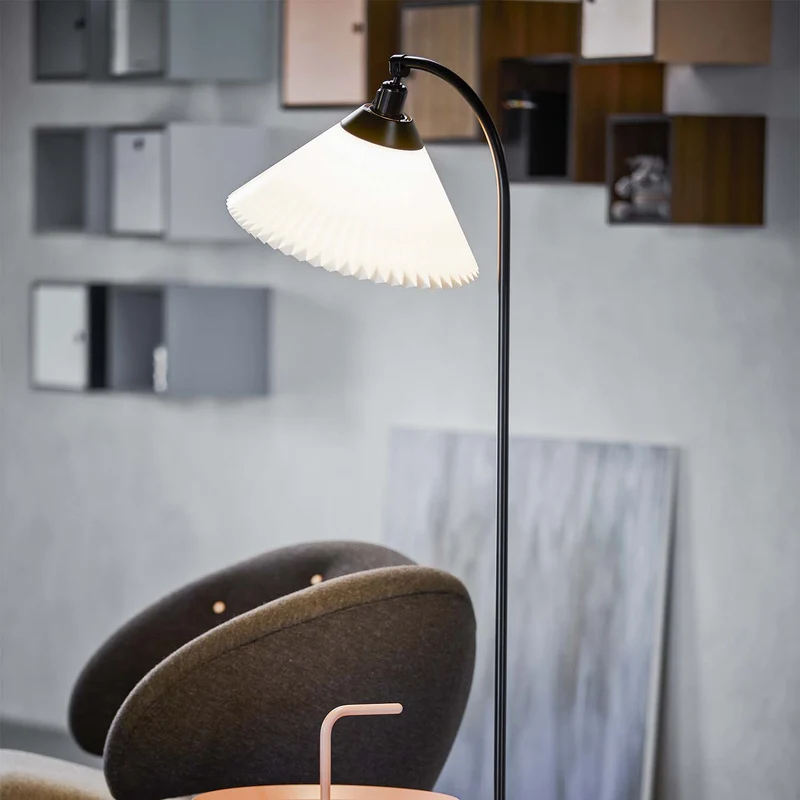 Model 368 - Lampadaire en acier et papier plissé, style scandinave