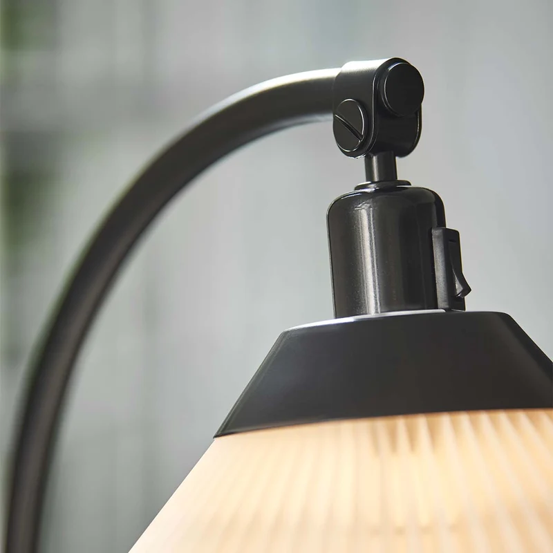 Model 368 - Lampadaire en acier et papier plissé, style scandinave