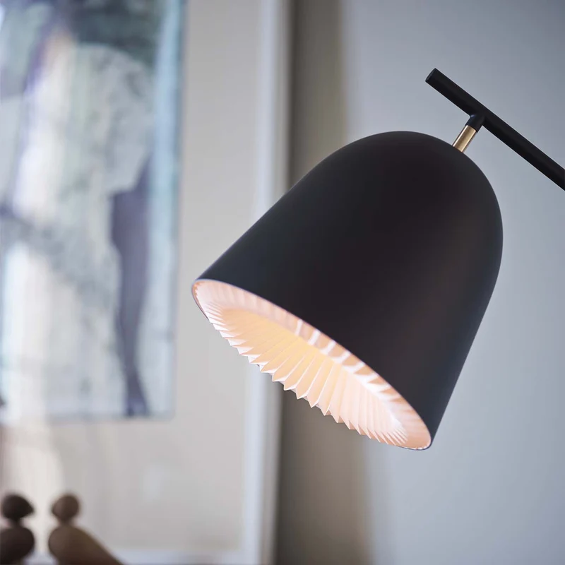 Model 355 Caché - Lampadaire en acier et papier plissé, style scandinave