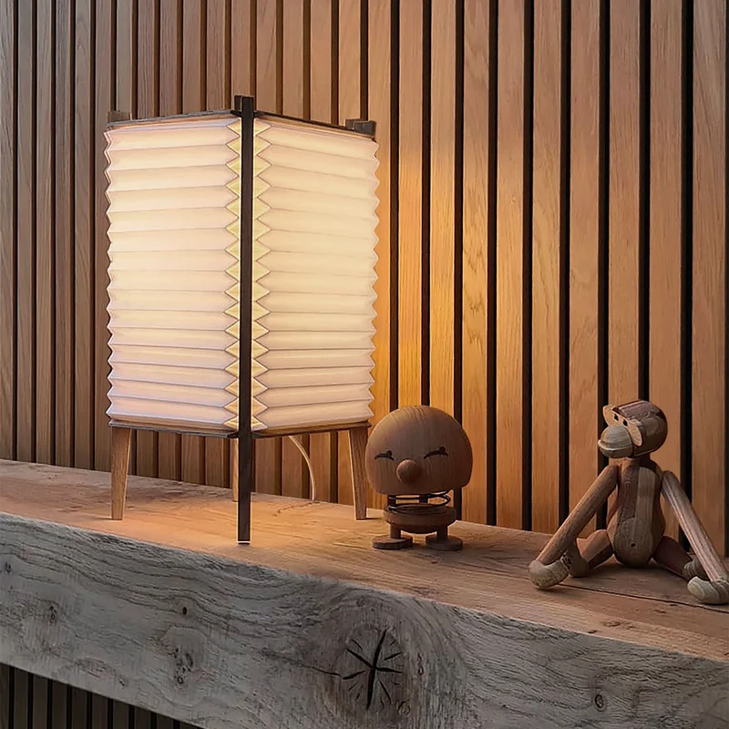 Model 303 Bee Hive - Lampe à poser en bois et papier plissé, style japandi