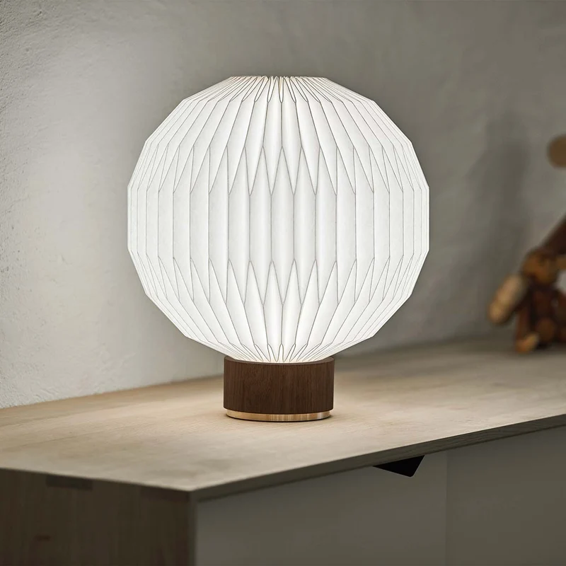 Model 375 - Lampe à poser en bois et papier plissé, style scandinave