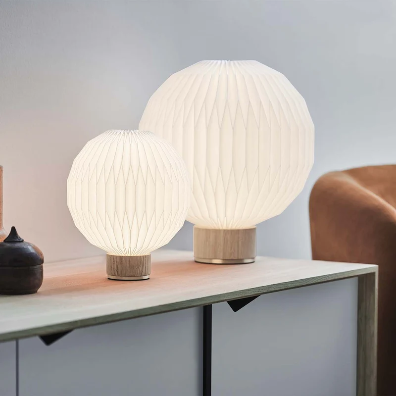 Model 375 - Lampe à poser en bois et papier plissé, style scandinave