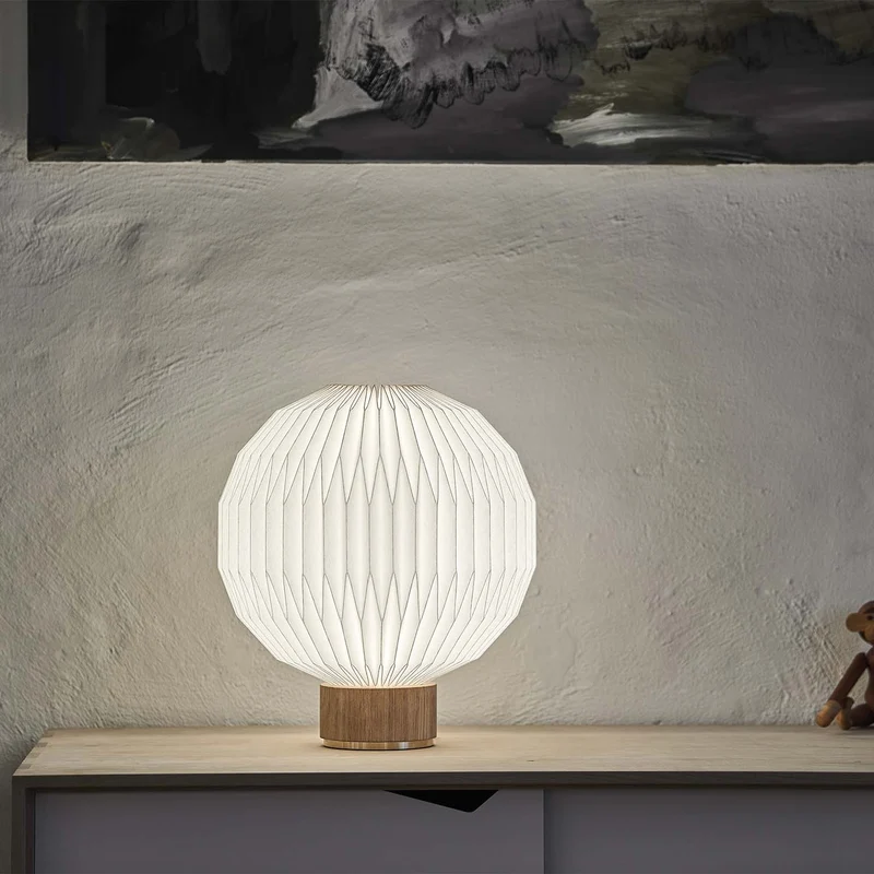 Model 375 - Lampe à poser en bois et papier plissé, style scandinave