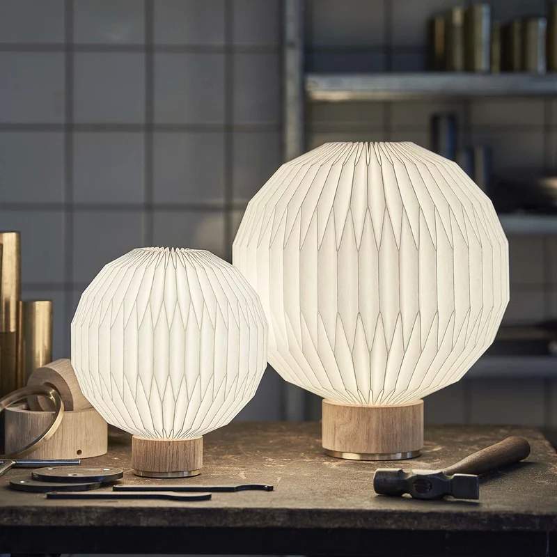Model 375 - Lampe à poser en bois et papier plissé, style scandinave