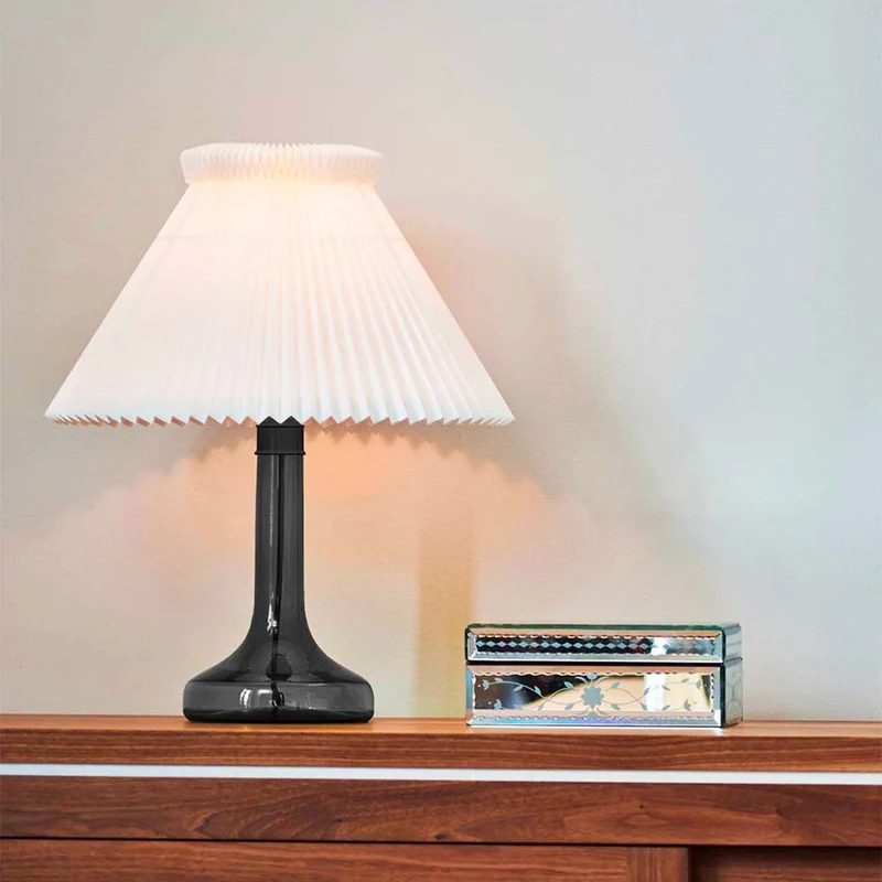 Model 343 - Lampe à poser en verre et papier plissé, style baroque