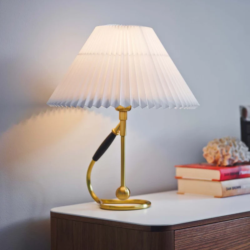 Model 306 - Lampe à poser en laiton et papier plissé, style vintage