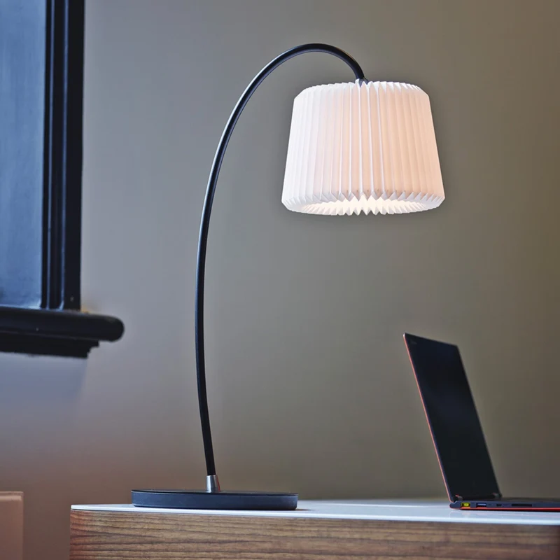 Model 320 Snowdrop - Lampe à poser en acier et papier plissé, style scandinave