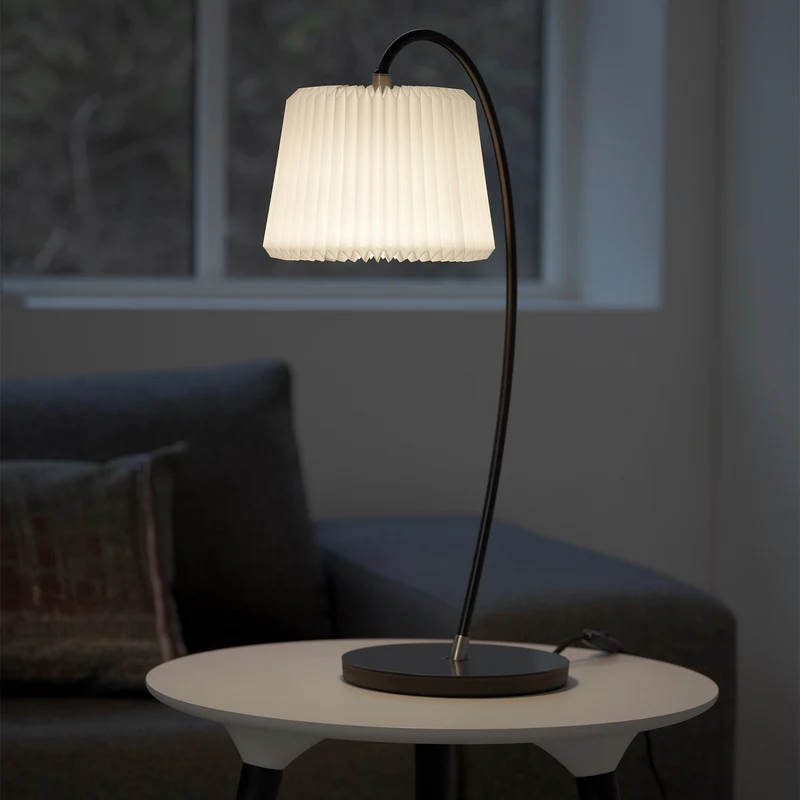 Model 320 Snowdrop - Lampe à poser en acier et papier plissé, style scandinave
