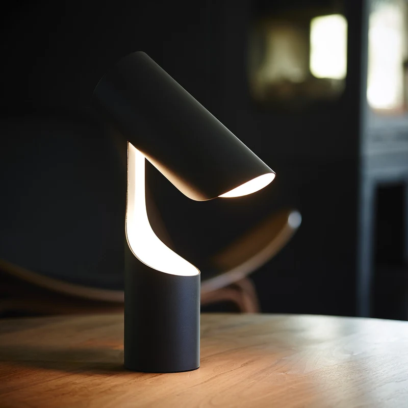 Model 353 Mutatio - Lampe à poser en acier laqué, style minimaliste