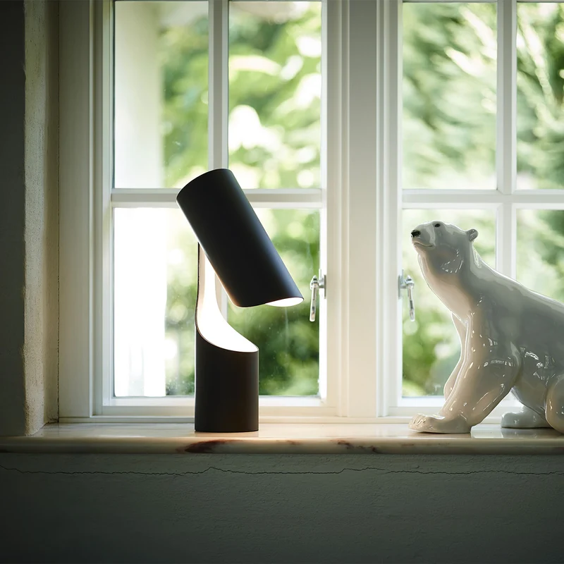 Model 353 Mutatio - Lampe à poser en acier laqué, style minimaliste