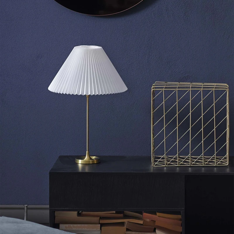 Model 307 - Lampe à poser en laiton et papier plissé, style vintage