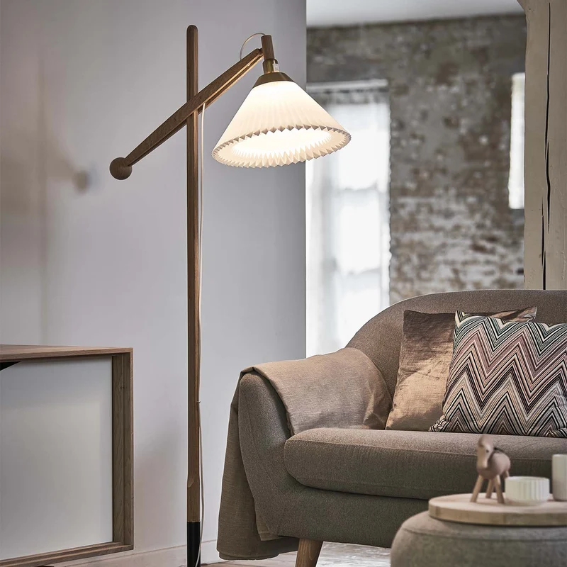 Model 325 - Lampadaire en bois et papier plissé, style scandinave