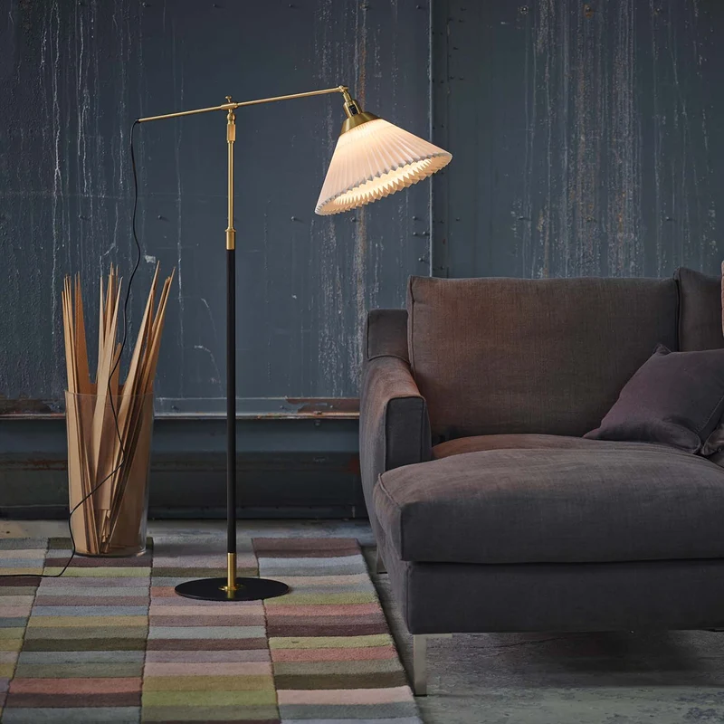 Model 349 - Lampadaire en laiton et papier plissé, style vintage