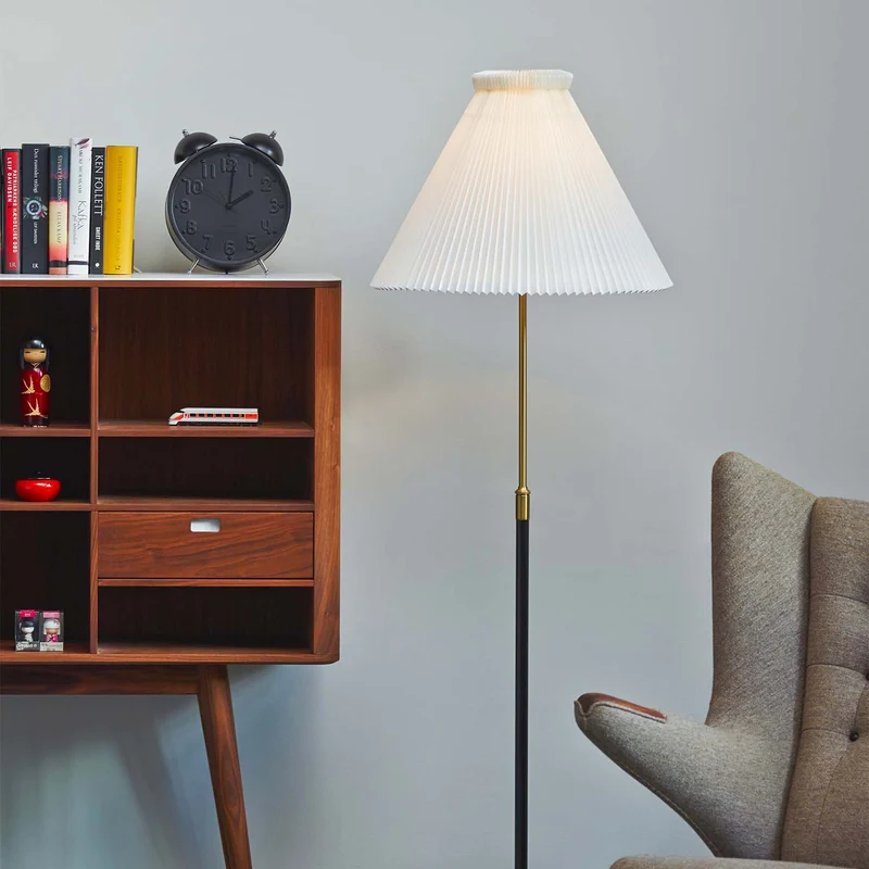 Model 351 - Lampadaire en laiton et papier plissé, style vintage