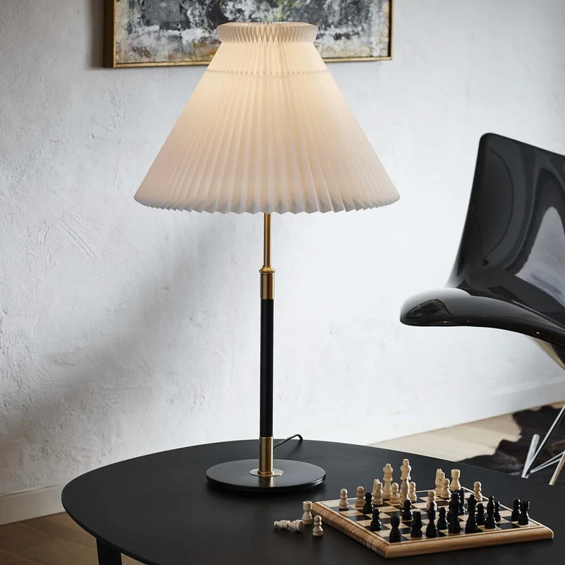 Model 352 - Lampe à poser en laiton et papier plissé, style vintage