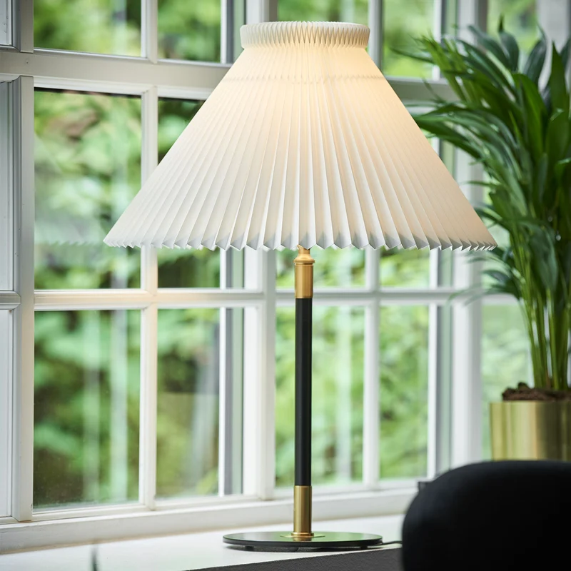 Model 352 - Lampe à poser en laiton et papier plissé, style vintage