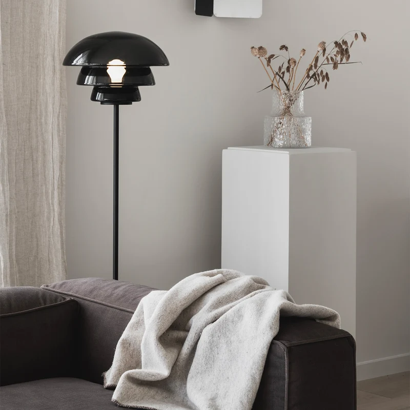 ARCHIVE 4006 - Lampadaire en verre soufflé et acier laqué, style scandinave