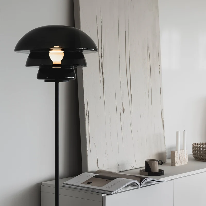 ARCHIVE 4006 - Lampadaire en verre soufflé et acier laqué, style scandinave
