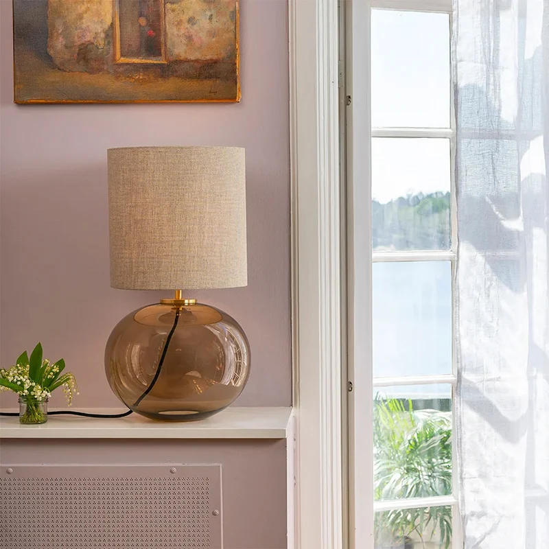 SENJA - Lampe à poser en verre soufflé et textile, style scandinave