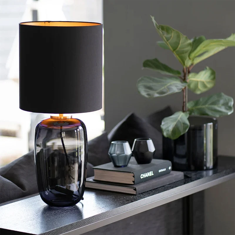 VEGA - Lampe à poser en verre soufflé et textile, style scandinave