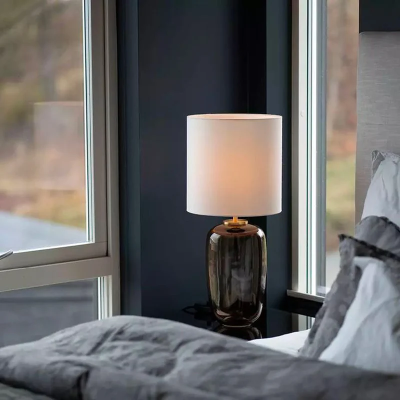 VEGA - Lampe à poser en verre soufflé et textile, style scandinave