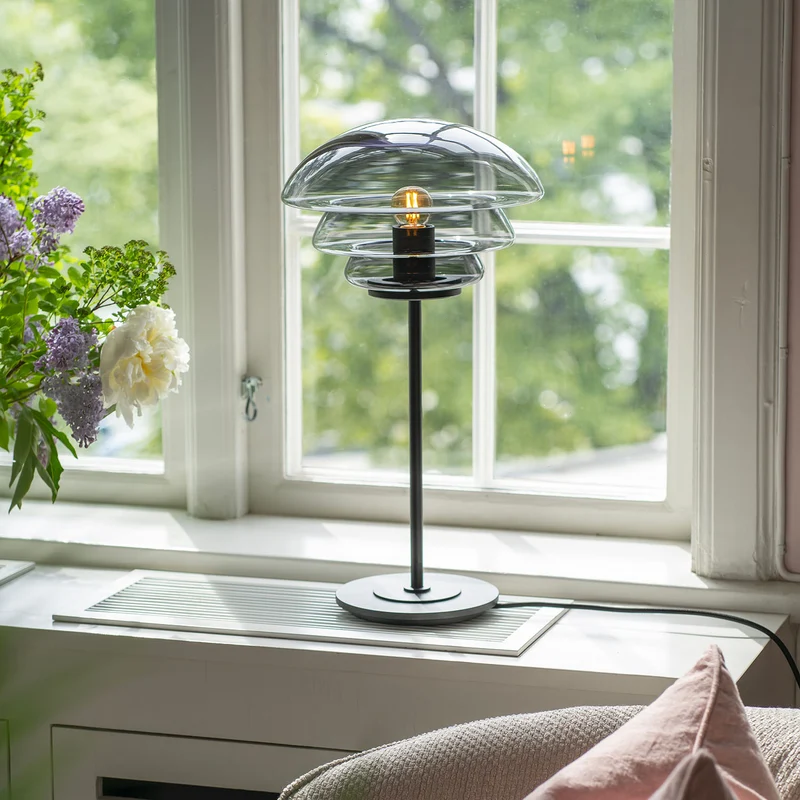 ARCHIVE 4006 - Lampe à poser en verre soufflé et acier laqué, style scandinave