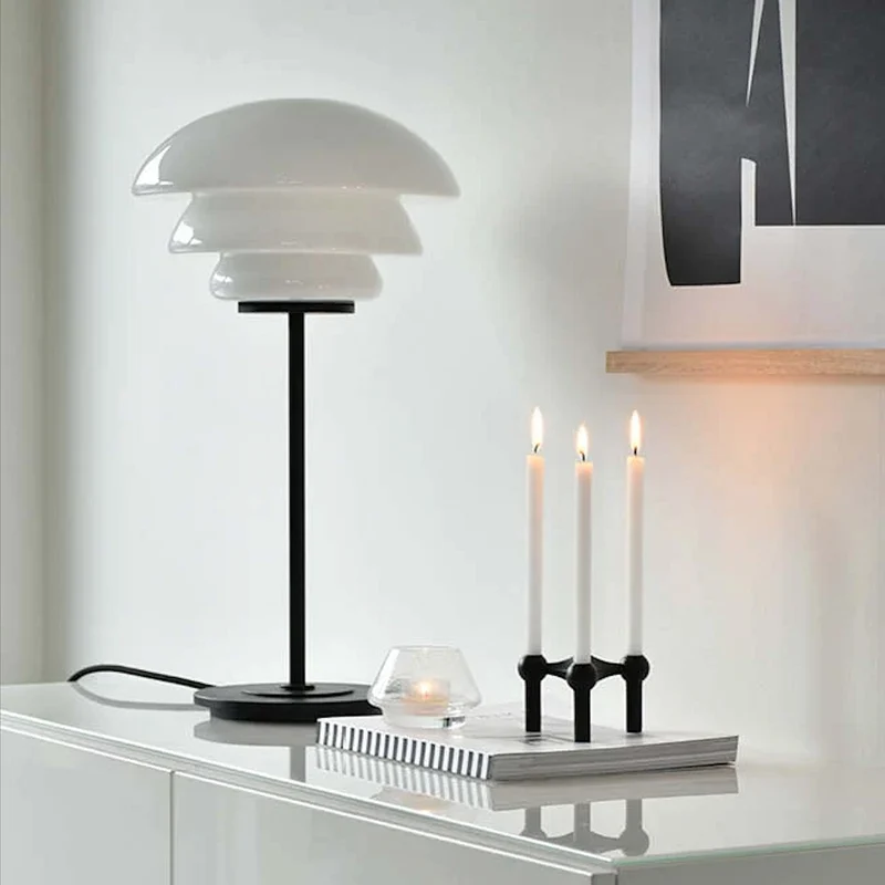 ARCHIVE 4006 - Lampe à poser en verre soufflé et acier laqué, style scandinave