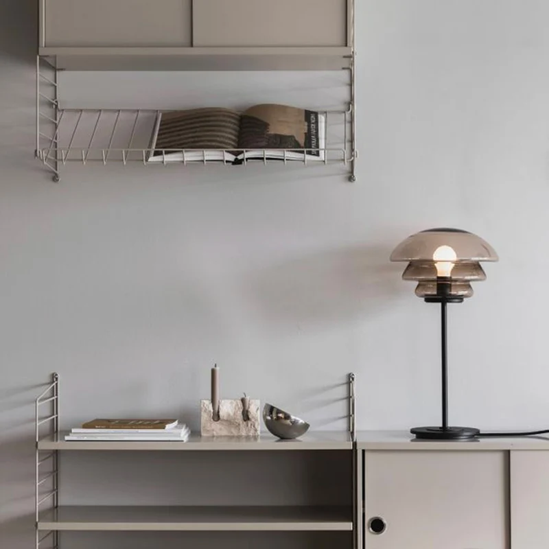 ARCHIVE 4006 - Lampe à poser en verre soufflé et acier laqué, style scandinave