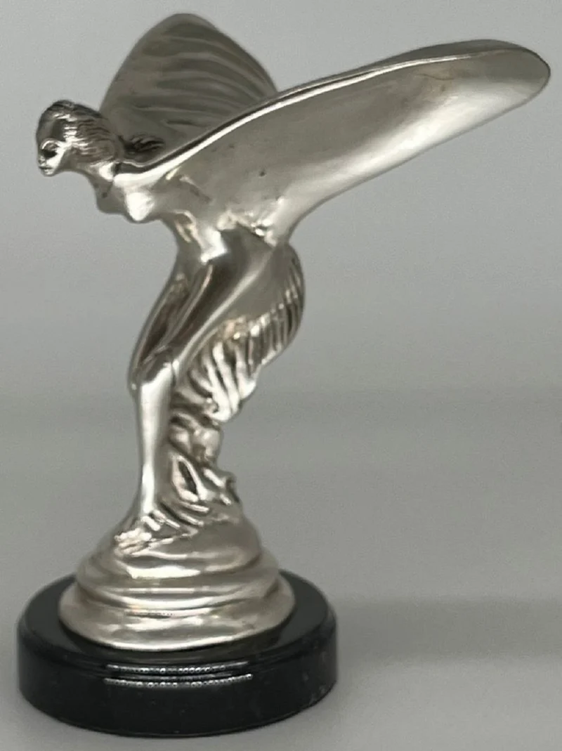Casa Padrino Luxus Bronze Skulptur Spirit of Ecstasy Frau mit Flügeln Silber / Schwarz 15 x 15 x H. 21 cm - Edle Bronzefigur mit Marmorsockel - Schreibtisch Deko - Luxus Deko - Deko Accessoires