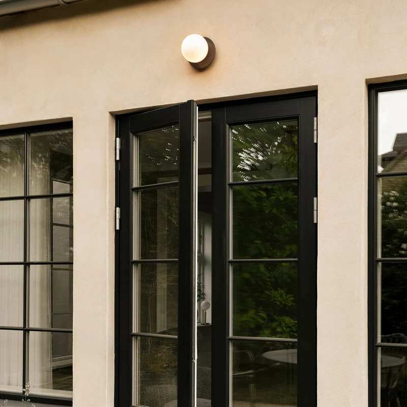 LIILA 1 Opal Outdoor - Applique murale en verre opalin et acier, style Art déco