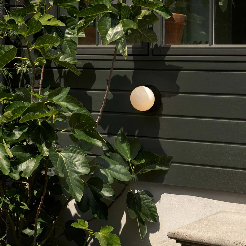 LIILA 1 Opal Outdoor - Applique murale en verre opalin et acier, style Art déco