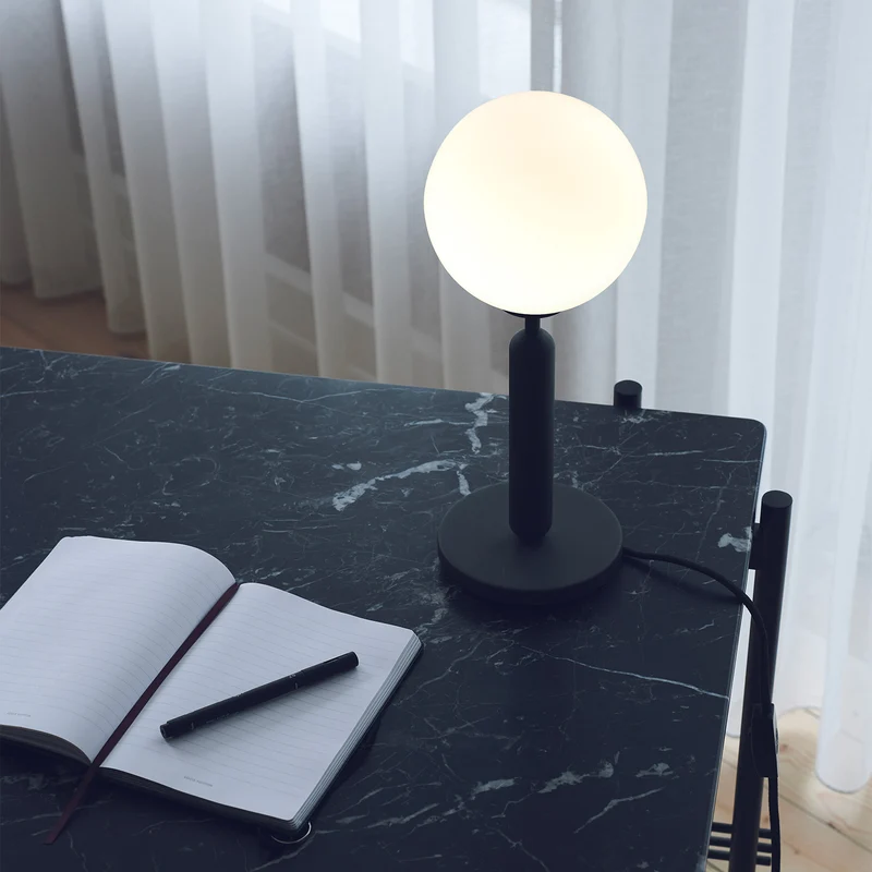 MIIRA Opal Table - Lampe à poser en verre opalin et acier, style Art déco