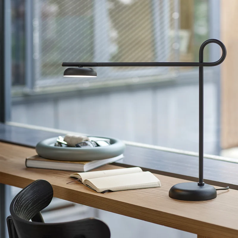 SALTO - Lampe à poser en acier, style contemporain