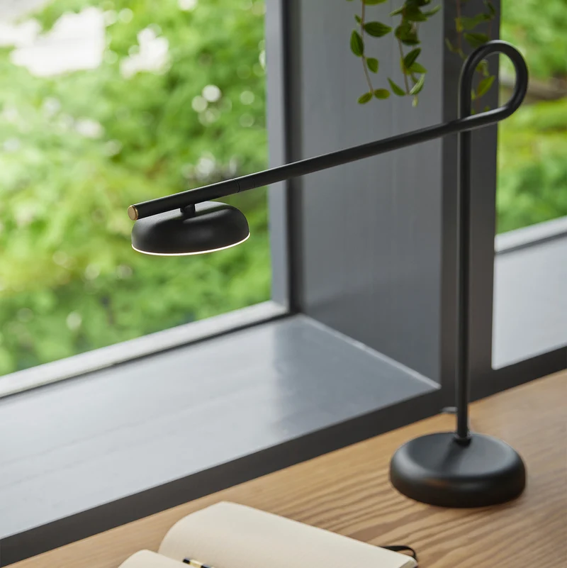 SALTO - Lampe à poser en acier, style contemporain